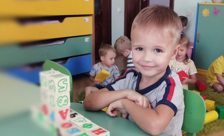 Наши дети говорят свои первые слова в жизни... на английском!