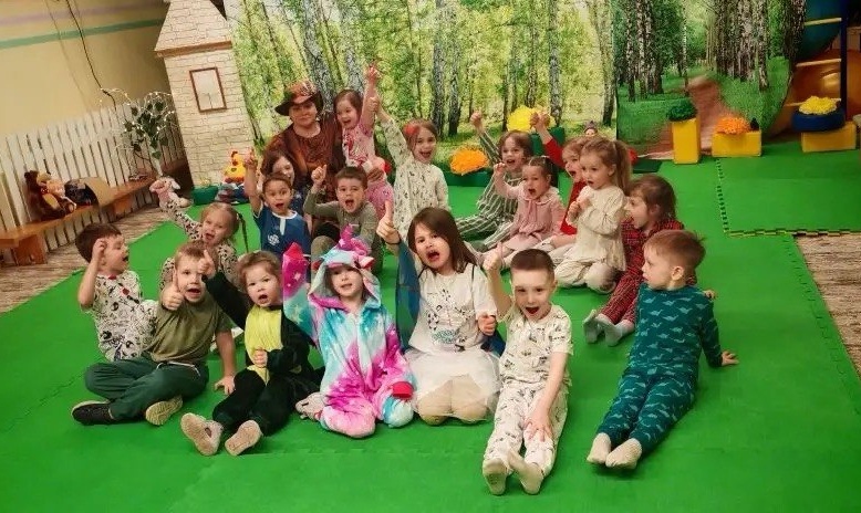 Апрель в «Акуна-Матате»: космические приключения и День Земли